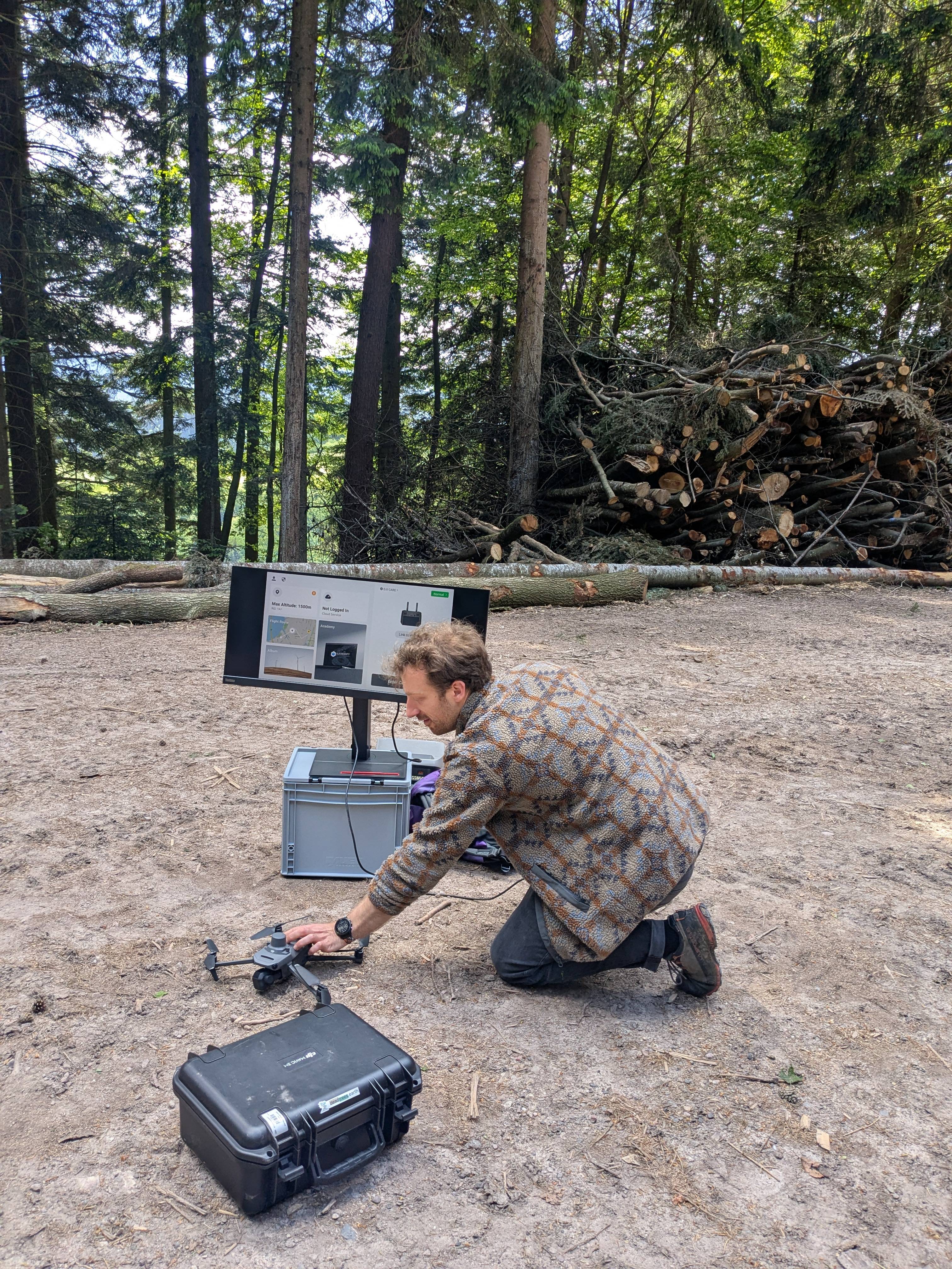 Teammitglied bei der Live-Datenverarbeitung mit Monitoring-Equipment im Wald